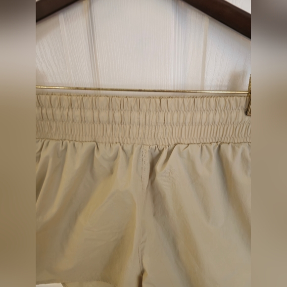 NWT Under Armour Women's Flex Woven 3" Crinkle Loose Shorts Khaki Size Medium - Picture 5 of 13